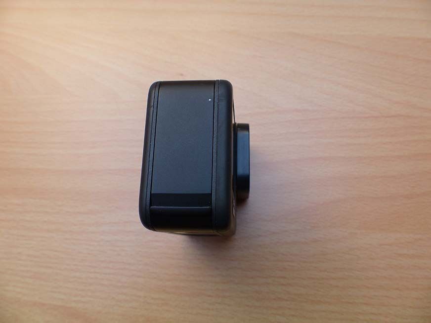 Man sieht die Klappe auf der linken Seite der GoPro Hero 9.